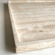 Luxe travertine tray vierkant 45cm van MOOISA. Prachtige toevoeging aan jouw interieur. Supermooi, elegant, stoer & luxe dienblad, gemaakt uit mooi natuurlijk massief beige, crème travertijn. TREND VAN 2024