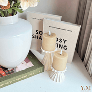 2-delige set design kaarsenhouders crème. Luxe, stijlvolle kandelaars met ribbelstructuur die sfeer en elegantie brengen in jouw interieur. Perfect voor een romantische sfeer. Bestel nu!"