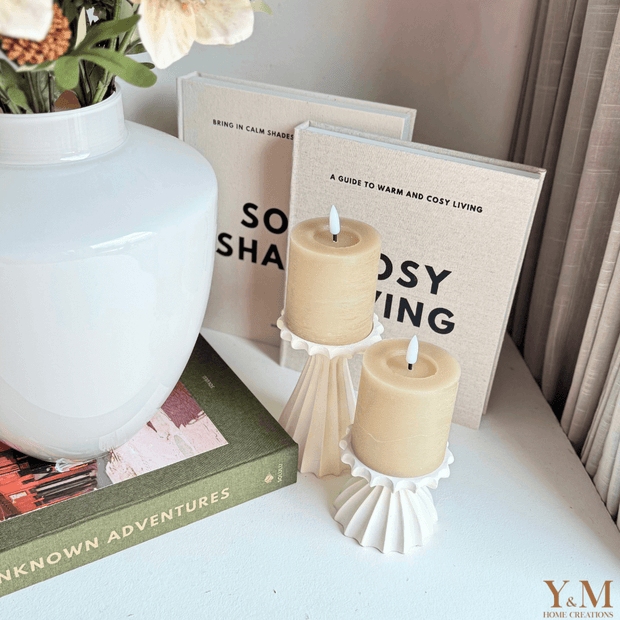 2-delige set design kaarsenhouders crème. Luxe, stijlvolle kandelaars met ribbelstructuur die sfeer en elegantie brengen in jouw interieur. Perfect voor een romantische sfeer. Bestel nu!"