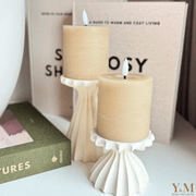 2-delige set design kaarsenhouders crème. Luxe, stijlvolle kandelaars met ribbelstructuur die sfeer en elegantie brengen in jouw interieur. Perfect voor een romantische sfeer. Bestel nu!"