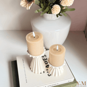 2-delige set design kaarsenhouders crème. Luxe, stijlvolle kandelaars met ribbelstructuur die sfeer en elegantie brengen in jouw interieur. Perfect voor een romantische sfeer. Bestel nu!"