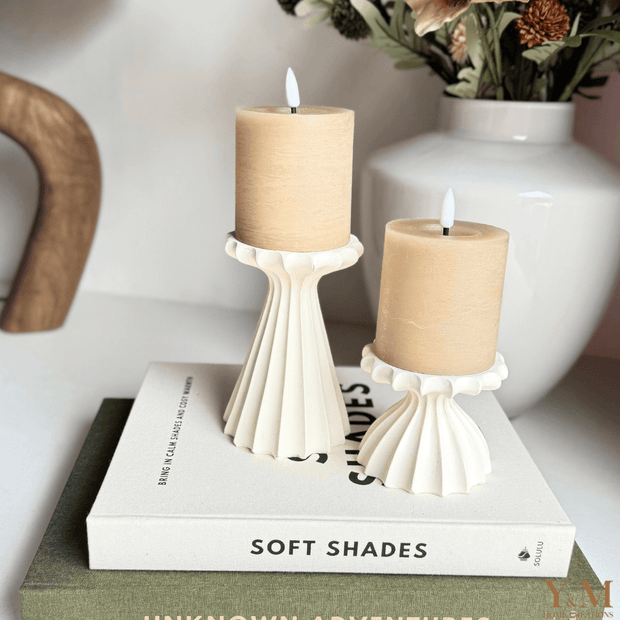 2-delige set design kaarsenhouders crème. Luxe, stijlvolle kandelaars met ribbelstructuur die sfeer en elegantie brengen in jouw interieur. Perfect voor een romantische sfeer. Bestel nu!"