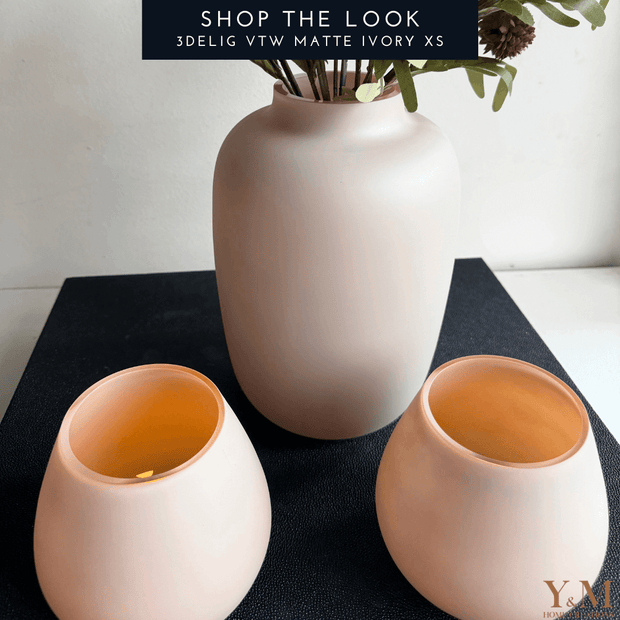 Ontdek de Matte Ivory windlichten & vazen van Vase The World. Gemaakt van zwaar glas, met matte afwerking. Stijlvol in elk interieur!