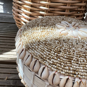 Mooie decoratieve Balinees offermand Uluwatu met kraaltjes, prachtige schelpen & Bamnoe - L. Handgemaakte van 100% natuurlijke materialen, Zet deze kralenmand in jouw vakkenkast, op je sidetable, dressoir.