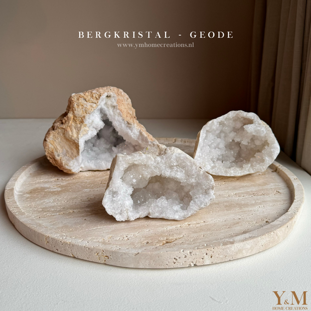 Een werkelijk prachtig bergkristal geode!  Op zoek naar een bijzondere decoratie in jouw huis? De hit van dit moment, edelstenen met een verhaal! "Een luxe & unieke woondecoratie in de vorm van bergkristal."