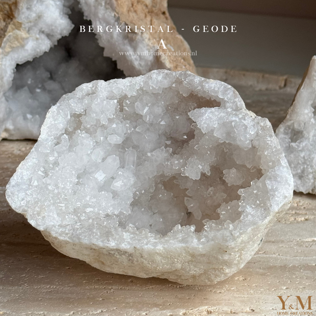 Een werkelijk prachtig bergkristal geode!  Op zoek naar een bijzondere decoratie in jouw huis? De hit van dit moment, edelstenen met een verhaal! "Een luxe & unieke woondecoratie in de vorm van bergkristal."