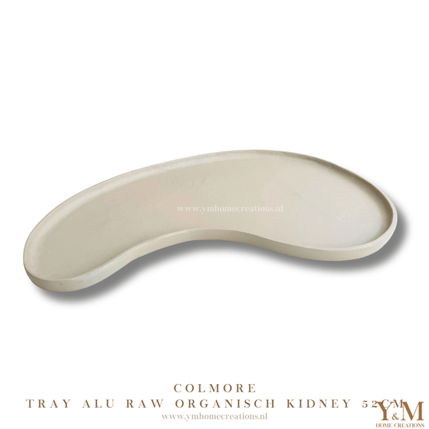 Deze prachtige sand | beige kidney tray, van RAW ALU, van Colmore,  is echt een exclusief woonaccessoires die je niet veel zal tegenkomen. De Kidney tray heeft een organische vorm die op dit moment echt een trend is