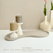 Deze prachtige sand | beige kidney tray, van RAW ALU, van Colmore,  is echt een exclusief woonaccessoires die je niet veel zal tegenkomen. De Kidney tray heeft een organische vorm die op dit moment echt een trend is