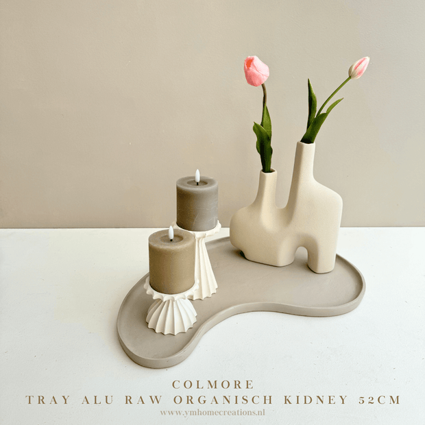 Deze prachtige sand | beige kidney tray, van RAW ALU, van Colmore,  is echt een exclusief woonaccessoires die je niet veel zal tegenkomen. De Kidney tray heeft een organische vorm die op dit moment echt een trend is