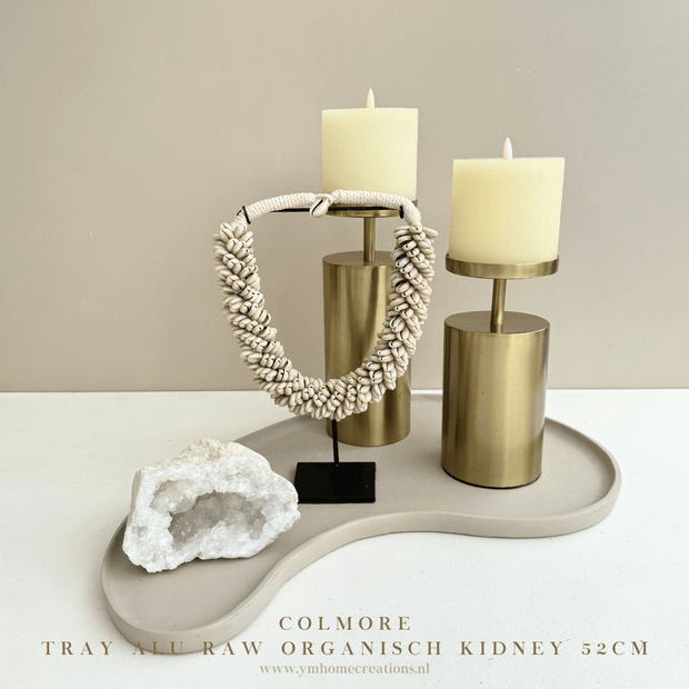 Deze prachtige sand | beige kidney tray, van RAW ALU, van Colmore,  is echt een exclusief woonaccessoires die je niet veel zal tegenkomen. De Kidney tray heeft een organische vorm die op dit moment echt een trend is