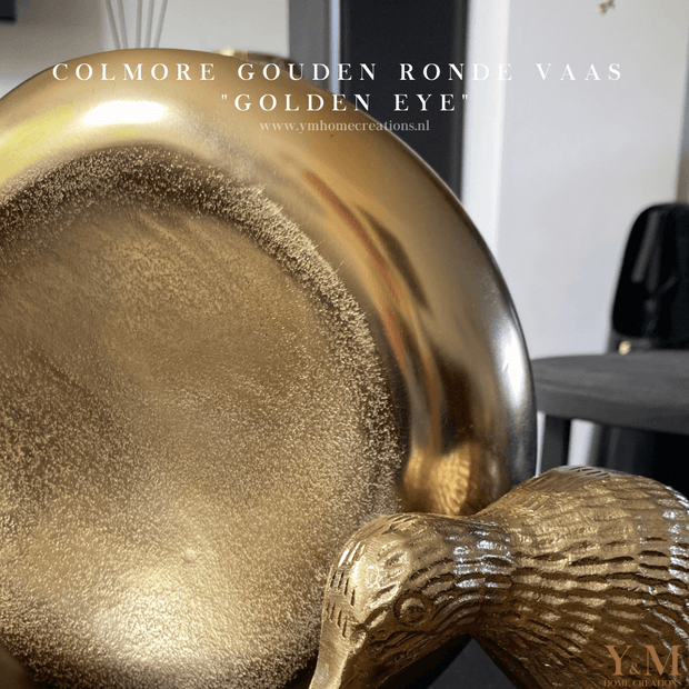 Luxe Gouden Colmore ronde Vaas GOLDEN EYE - Gouden Vaas - Gouden woonaccessoires – een echte EYECATCHER op jouw schouw, in jouw raamkozijn. Op je tafel of waar dan ook in huis! Hotel Chique – Luxe Wonen 