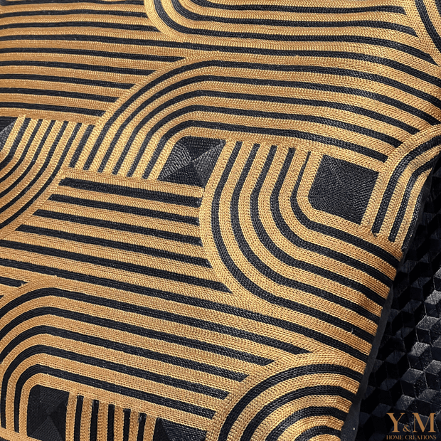 Black Gold Graphic 50x50 Luxe Sierkussens Mooie luxe sierkussens van het mooie merk Colmore by Diga, die heel goed passen op jouw bank / sofa maar ook op bed. “Style je (lounge) bank, bed helemaal af met onze prachtige luxe kussens!”