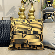 Black Gold Graphic 50x50 Luxe Sierkussens Mooie luxe sierkussens van het mooie merk Colmore by Diga, die heel goed passen op jouw bank / sofa maar ook op bed. “Style je (lounge) bank, bed helemaal af met onze prachtige luxe kussens!”