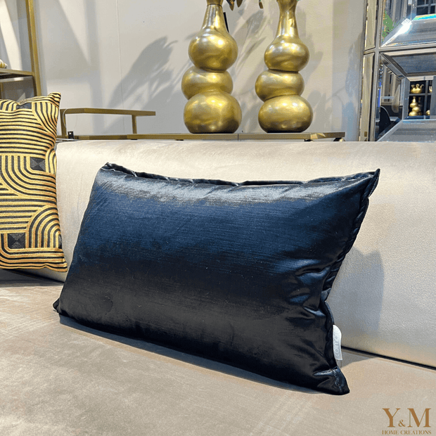 Black | Zwart Velvet 55x35 Luxe Sierkussens Mooie luxe sierkussens van het mooie merk Colmore by Diga, die heel goed passen op jouw bank / sofa maar ook op bed. “Style je (lounge) bank, bed helemaal af met onze prachtige luxe kussens!”