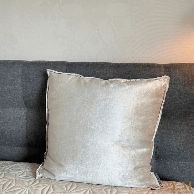 Amandel Velvet 50x50 Luxe Sierkussens Mooie luxe sierkussens van het mooie merk Colmore by Diga, die heel goed passen op jouw bank / sofa maar ook op bed. “Style je (lounge) bank, bed helemaal af met onze prachtige luxe kussens!”