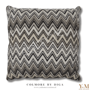 Black Bronze Chevron CO 50x50 Luxe Sierkussens Mooie luxe sierkussens van het mooie merk Colmore by Diga, die heel goed passen op jouw bank / sofa maar ook op bed. “Style je (lounge) bank, bed helemaal af met onze prachtige luxe kussens!”