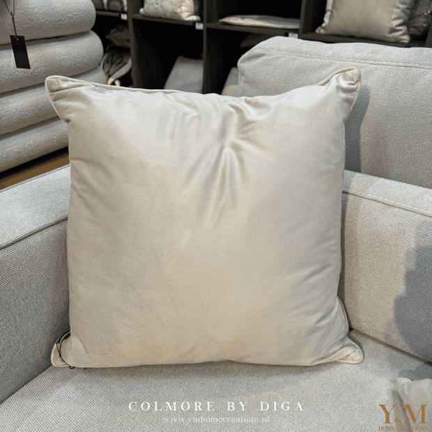 Champagne | Amandel Velvet | Fluweel CO 50x50 Luxe Sierkussens Mooie luxe sierkussens van het mooie merk Colmore by Diga, die heel goed passen op jouw bank / sofa maar ook op bed. “Style je (lounge) bank, bed helemaal af met onze prachtige luxe kussens!”