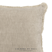 Luxe Linnenlook Sierkussen Beige | Licht Taupe (Cushion MAEVE). Ontdek de stijlvolle charme van onze luxe linnenlook sierkussens van het exclusieve merk Colmore by Diga.  Shop by Y&M Home Creations