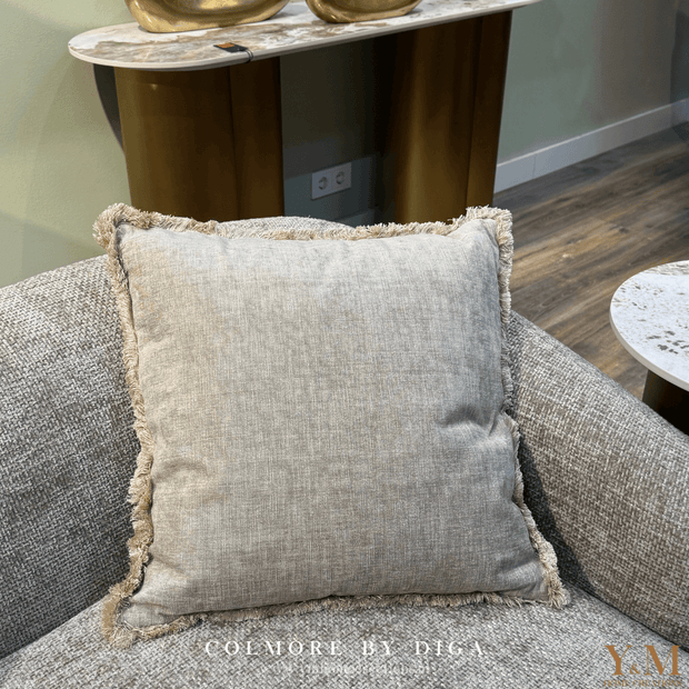 Luxe Linnenlook Sierkussen Beige | Licht Taupe (Cushion MAEVE). Ontdek de stijlvolle charme van onze luxe linnenlook sierkussens van het exclusieve merk Colmore by Diga.  Shop by Y&M Home Creations