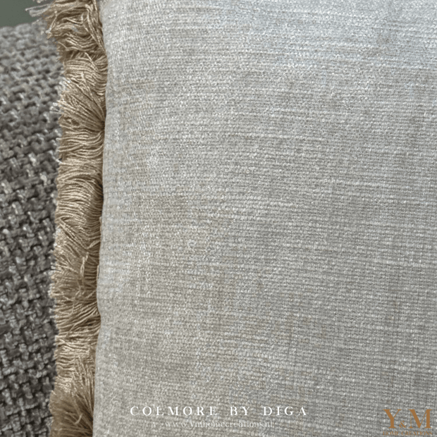Luxe Linnenlook Sierkussen Beige | Licht Taupe (Cushion MAEVE). Ontdek de stijlvolle charme van onze luxe linnenlook sierkussens van het exclusieve merk Colmore by Diga.  Shop by Y&M Home Creations