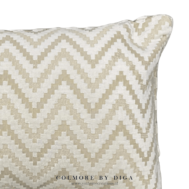 Luxe Design Sierkussen Warm Wit | Beige Wave van Colmore by Diga | Voor DE Interieurliefhebber. Stijlvol, zacht en perfect voor o.a. een chique interieur. Shop nu online by Y&M Home Creations