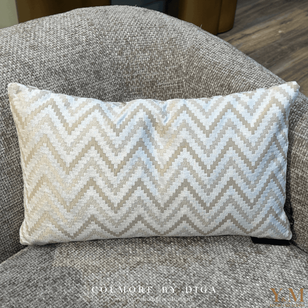 Luxe Design Sierkussen Warm Wit | Beige Wave van Colmore by Diga | Voor DE Interieurliefhebber. Stijlvol, zacht en perfect voor o.a. een chique interieur. Shop nu online by Y&M Home Creations