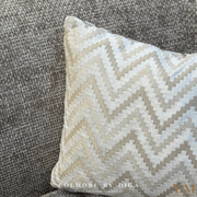 Luxe Design Sierkussen Warm Wit | Beige Wave van Colmore by Diga | Voor DE Interieurliefhebber. Stijlvol, zacht en perfect voor o.a. een chique interieur. Shop nu online by Y&M Home Creations