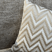 Luxe Design Sierkussen Warm Wit | Beige Wave van Colmore by Diga | Voor DE Interieurliefhebber. Stijlvol, zacht en perfect voor o.a. een chique interieur. Shop nu online by Y&M Home Creations