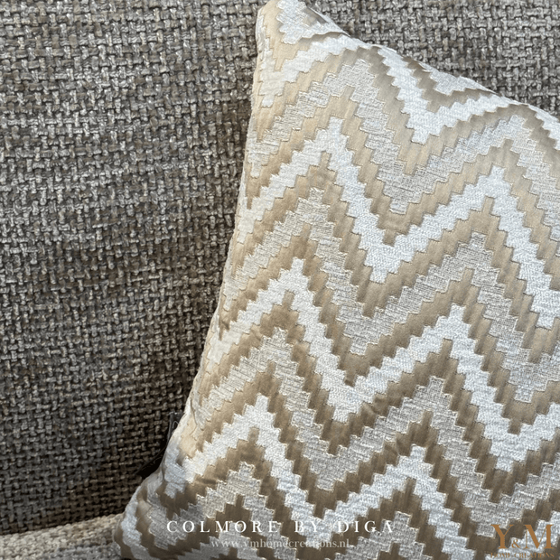 Luxe Design Sierkussen Warm Wit | Beige Wave van Colmore by Diga | Voor DE Interieurliefhebber. Stijlvol, zacht en perfect voor o.a. een chique interieur. Shop nu online by Y&M Home Creations