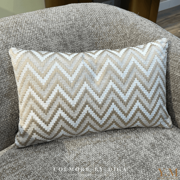 Luxe Design Sierkussen Warm Wit | Beige Wave van Colmore by Diga | Voor DE Interieurliefhebber. Stijlvol, zacht en perfect voor o.a. een chique interieur. Shop nu online by Y&M Home Creations