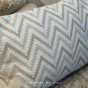 Luxe Design Sierkussen Warm Wit | Beige Wave van Colmore by Diga | Voor DE Interieurliefhebber. Stijlvol, zacht en perfect voor o.a. een chique interieur. Shop nu online by Y&M Home Creations