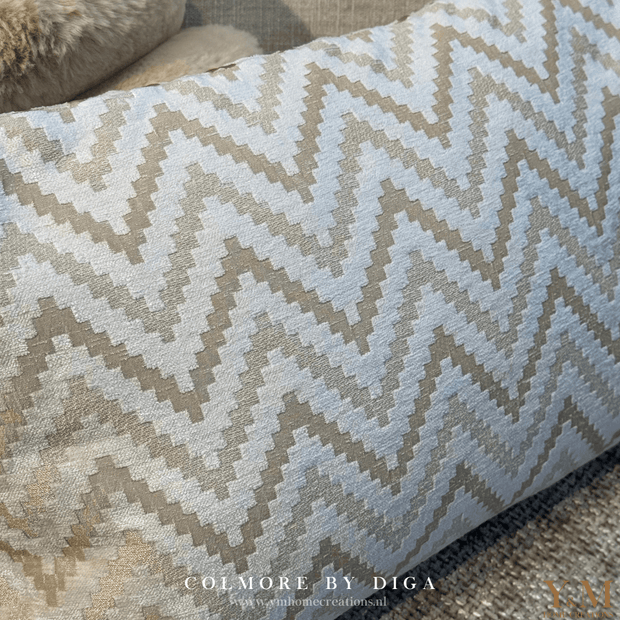 Luxe Design Sierkussen Warm Wit | Beige Wave van Colmore by Diga | Voor DE Interieurliefhebber. Stijlvol, zacht en perfect voor o.a. een chique interieur. Shop nu online by Y&M Home Creations