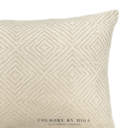 Luxe Design Sierkussen Warm Wit gestreept Design van Colmore by Diga | Voor DE Interieurliefhebber. Stijlvol, zacht en perfect voor o.a. een chique interieur. Shop nu online by Y&M Home Creations