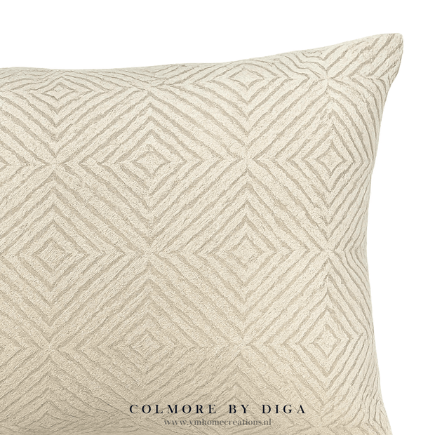 Luxe Design Sierkussen Warm Wit gestreept Design van Colmore by Diga | Voor DE Interieurliefhebber. Stijlvol, zacht en perfect voor o.a. een chique interieur. Shop nu online by Y&M Home Creations