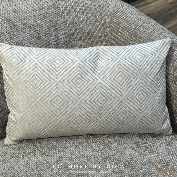 Luxe Design Sierkussen Warm Wit gestreept Design van Colmore by Diga | Voor DE Interieurliefhebber. Stijlvol, zacht en perfect voor o.a. een chique interieur. Shop nu online by Y&M Home Creations