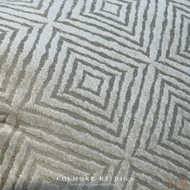 Luxe Design Sierkussen Warm Wit gestreept Design van Colmore by Diga | Voor DE Interieurliefhebber. Stijlvol, zacht en perfect voor o.a. een chique interieur. Shop nu online by Y&M Home Creations