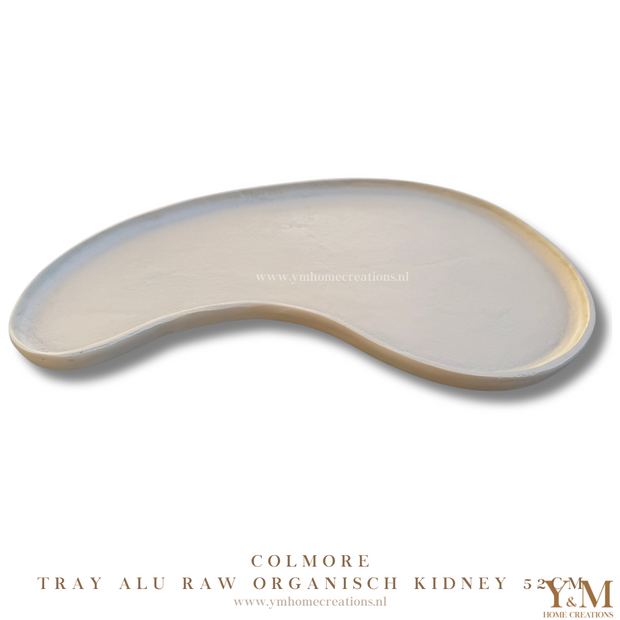 Deze prachtige sand | beige kidney tray, van RAW ALU, van Colmore,  is echt een exclusief woonaccessoires die je niet veel zal tegenkomen. De Kidney tray heeft een organische vorm die op dit moment echt een trend is