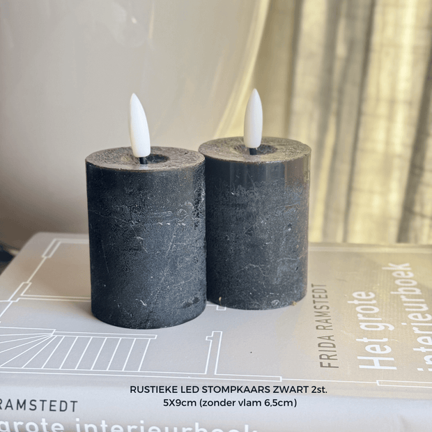 Countryfield Rustieke LED Stompkaars Zwart | Black 5x9cm. Geen walm en geen druipend kaarsvet meer. Gemaakt van wax. Lijkt & voelt net echt