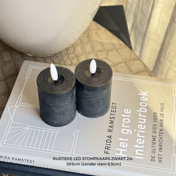 Countryfield Rustieke LED Stompkaars Zwart | Black 5x9cm. Geen walm en geen druipend kaarsvet meer. Gemaakt van wax. Lijkt & voelt net echt