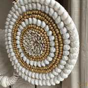 Decoratief Balinees schild, HANDMADE van touw& hout, met houten kralen en prachtige schelpen. Cirkel Schelpen Ketting - Wat een pronkstuk. – Bali - Element - Ornament - Y&M Home Creations