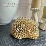Decoratief Ornament Koraal Rond Taupe Gold. Luxe, modern, deco object, koraal bolletje, gemaakt van polyresine met een moderne uitstraling. Prachtig als decoratie item op een salontafel of in een vakkenkast. 