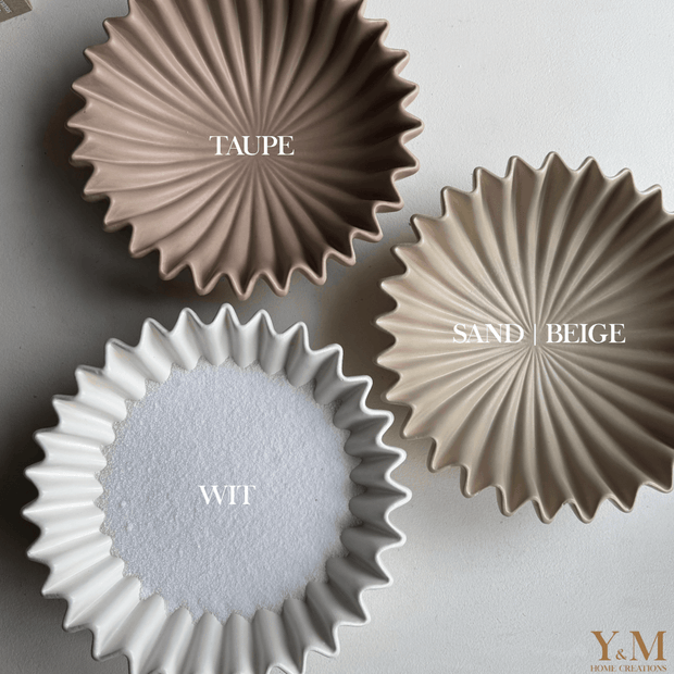 Taupe , Sand Beige & Wit Wave schaal, keramiek.  Prachtige waaier schaal | Kom. Vorm van een koffiefilter. Mooi als decoratie of voor praktisch gebruik: deze plissékom past altijd en in elk interieur!