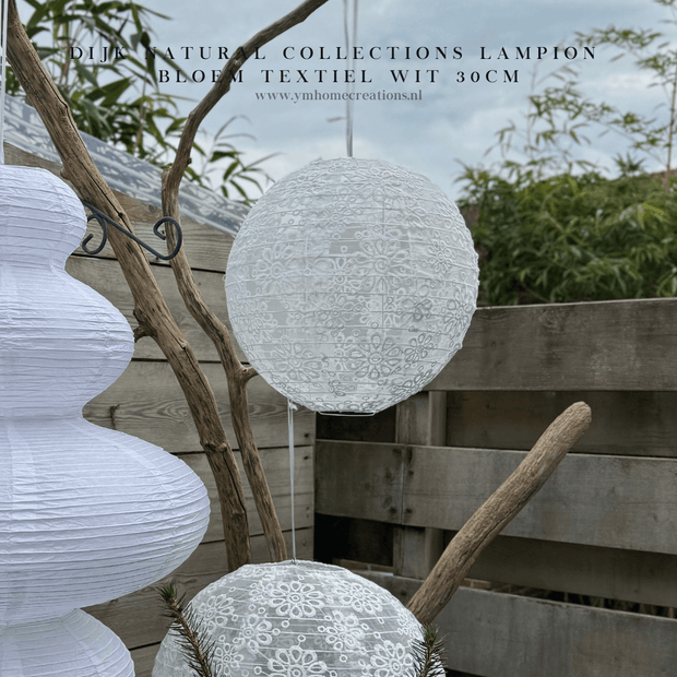 Dijk Natural Collections Luxe witte textiel lampion 30cm & 40cm met bloem design. Hang de chique | romantische lampionnen boven de tafels tijdens het diner. In de bomen van de feest tuin of zaal voor o.a. een trouwerij, communie, verjaardag. Ibiza Stijl Party