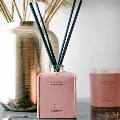 NATUURLIJKE LUXE GEURSTOKJES - PORCELEAN PEONY Natuurlijke geuren gemaakt van etherische oliën voor een héérlijke geurbeleving. De luxe diffuser | geurstokjes van het mooie merk ExcluJess heeft een prachtige fles qua design door zijn Roze | Pink lederen omhulsel