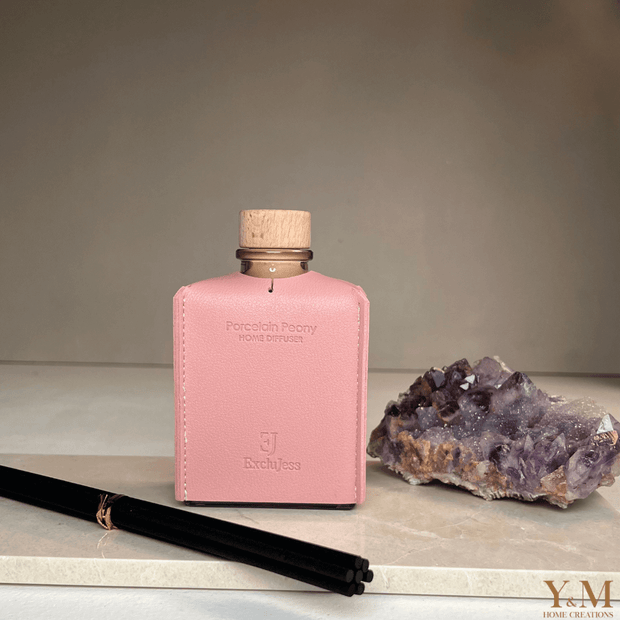 NATUURLIJKE LUXE GEURSTOKJES - PORCELEAN PEONY Natuurlijke geuren gemaakt van etherische oliën voor een héérlijke geurbeleving. De luxe diffuser | geurstokjes van het mooie merk ExcluJess heeft een prachtige fles qua design door zijn Roze | Pink lederen omhulsel