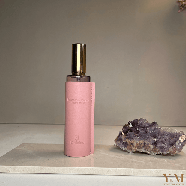 NATUURLIJKE LUXE ROOMSPRAY - PORCELAIN PEONY Gemaakt met etherische olie voor een heerlijke geurbeleving. Luxe huisparfum met een prachtige roze | pink lederen omhulsel van het exclusieve & luxe merk ExcluJess. 