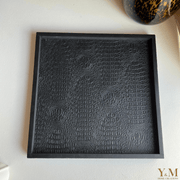 Luxe, Exclusief zwart Croco print tray 50cm vierkant met opstaande rand. “Met dit exclusief dienblad heb je een echte eyecatcher in huis!”