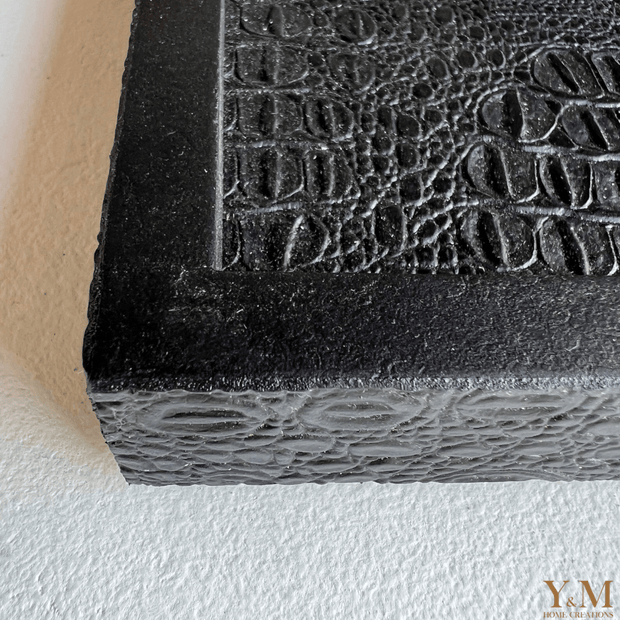 Luxe, Exclusief zwart Croco print tray 50cm vierkant met opstaande rand. “Met dit exclusief dienblad heb je een echte eyecatcher in huis!”