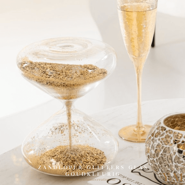 Decoratie Zandloper Goud Glitters. Eyecatcher in huis. TREND VAN NU. Mooi op plateau, op een stapel design boeken of los in een vakkenkast. 