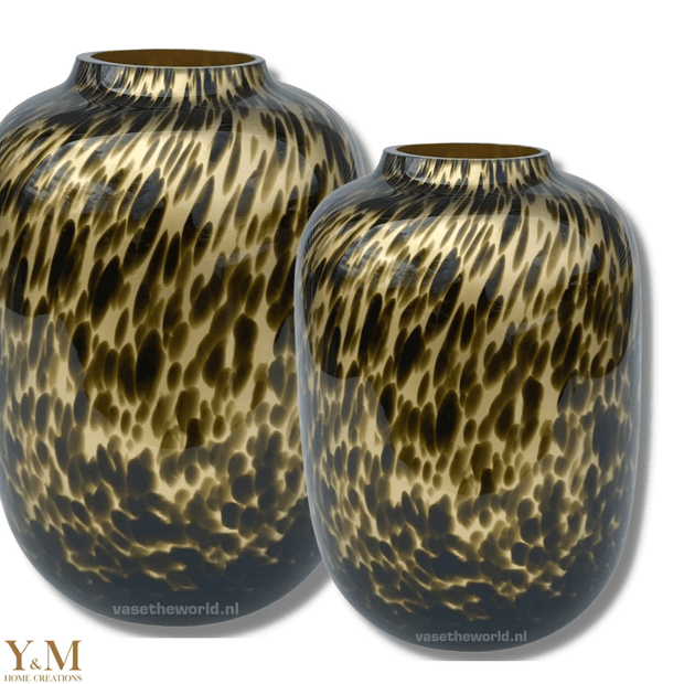 Deze unieke Vaas Gold Cheetah van het unieke merk Vase The World  is een mooi, luxe & exclusief item in elk interieur. Past in een luxe, Eric Kuster stijl, hotel chique interieur maar ook zeker in een stoer of Scandinavisch interieur.!